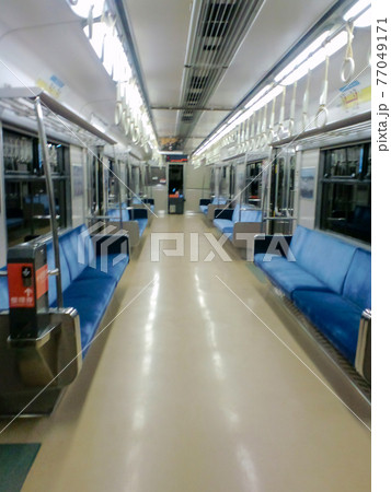 電車　高画質　素人 深夜の誰もいない電車の中の写真素材 [77049171] - PIXTA